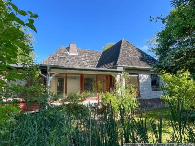 Viel Platz - Ostseeort Gelting - Solides Haus am Dorfbach