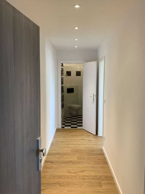 Vollständig renovierte 2-Zimmer-DG-Wohnung mit hochwertiger Einbauküche in Leverkusen Opladen