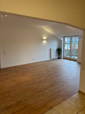 Helle 3-Zimmer Dachgeschosswohnung mit Balkon in Berg