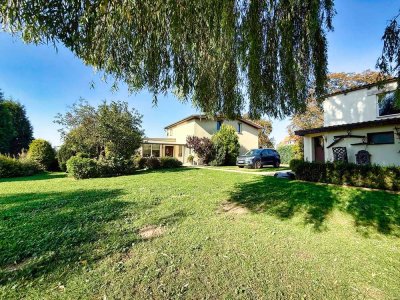 Einfamilienhaus mit Charakter, großem Grundstück und vielseitigem Nebengelass