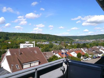 3,5-Zimmer-DG-Wohnung mit Balkon, TG-Stellplatz, Außenstellplatz und Einbauküche in Wernau