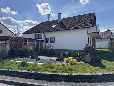 Ansprechendes Zweifamilienhaus mit Garage und Carport in ruhiger Lage in Aalen-Fachsenfeld