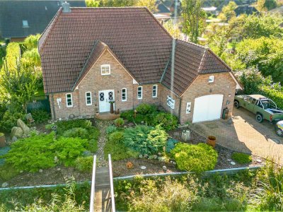 Tradition trifft Zukunft – 
Modernes Friesenhaus mit PV-Anlage im Grünen