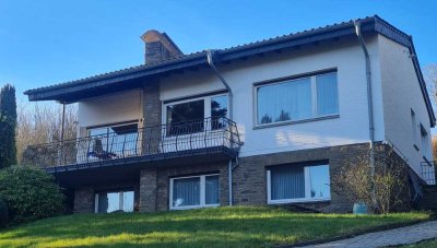 Kombinieren Sie Wohnen und Arbeiten! Schickes Haus mit Blick über die Kurstadt!