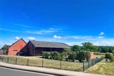 Schönes Grundstück mit Einfamilienhaus und gepflegten Nebengebäuden!