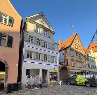 Gepflegte und vermietete 2-Zimmer-Wohnung in modernisiertem Gebäude direkt am Marktplatz