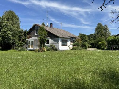 Idyllisch gelegenes  Haus, umgeben von Feld  und Wiese, mit viel Grund in der Nähe von  Mühldorf