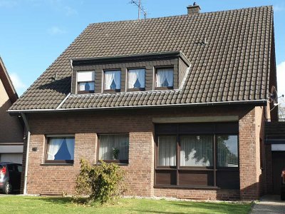 "RESERVIERT" Freistehendes 1, 2 oder 3-Familienhaus mit großem Garten in Wegberg