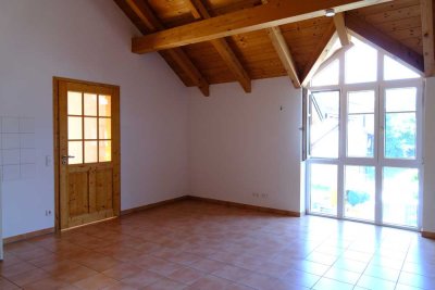 Lichtdurchflutete Dachterassenwohnung mit hohen Räumen, in ländlicher Idylle