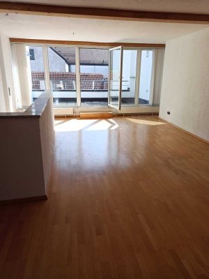 Wunderschöne 2-Zimmer-Wohnung mit Dachterrasse und EBK im Zentrum von Straubing