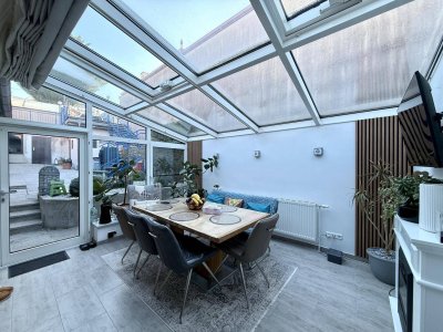 Wohnen mit Weitblick: 3 Zimmer Haus mit Wintergarten und Pool
