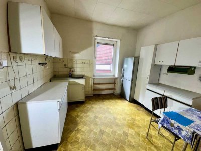 Provisionsfreies MFH (sanierungsbedürftig) mit einer vermieteten Einheit