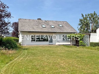 Einfamilienhaus mit großem Garten und Garage in bester Lage