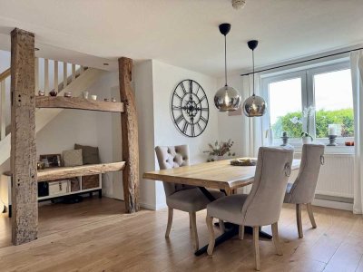 Modernisierte Eigentumswohnung auf zwei Etagen — mit Garten, zwei Stellplätzen und Einbauküche