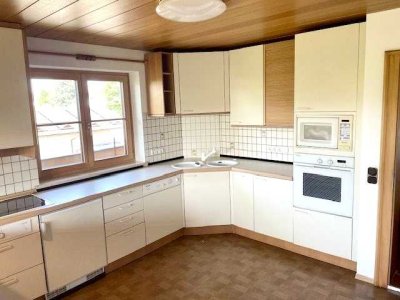 Großzügige 5-Zi.-Wohnung mit Garten, großem Balkon und 2 Garagen