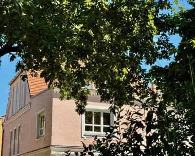 Erstbezug nach Sanierung: Charmante 2-Zimmer-Wohnung in Einzeldenkmal am ehemaligen Stadtgraben