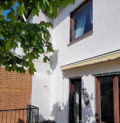 Gepflegtes 5 Zimmer-Reihenhaus mit  Garten, Terrasse, Garage, zentrale, ruhige Lage - Bus um die Eck