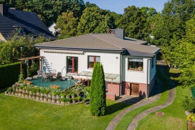 Mit Keller, Einbauküche, drei Bädern/WCs, Rollläden, Garage usw.: Waldnaher Bungalow in Woltersdorf