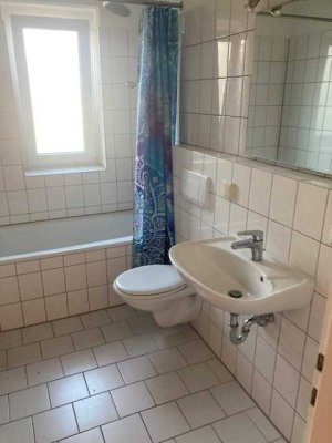 Schöne und modernisierte 2-Raum-Wohnung mit Balkon in Hannover