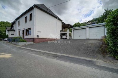 Zweifamilienhaus mit viel Potenzial in ruhiger Lage mit Doppelgarage und Garten