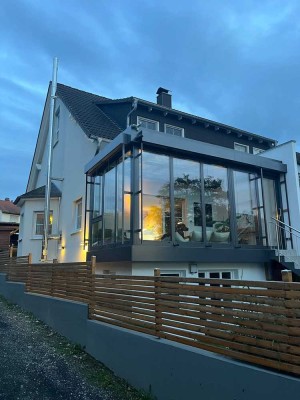 Gelegenheit: sanierte DHH mit Wintergarten, Kamin, Doppelcarport und voll unterkellert