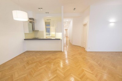 Innenstadt-Wohnung großflächiger Fensterfront zum begrünten Innenhof