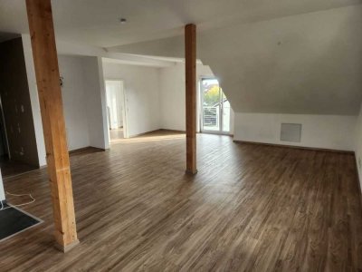 Helle 3,5-Zimmer Dachgeschosswohnung mit Balkon in Neutraubling für Haustierhalter
