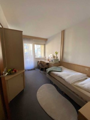 Studentenwohnheim Zimmer mit eigenem Bad + Balkon
