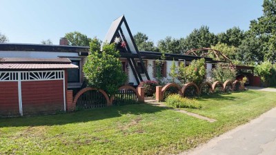 Ebenerdige, großzügige Eigentumswohnung als Bungalow mit Schwimmteich in Feldrandlage