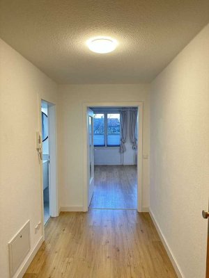 2 Zi.-Wohnung mit Loggia und Einbauküche (unmöbliert)