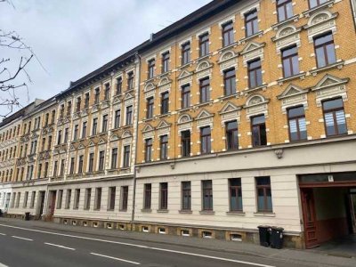 schöne 2 Raumwohnung mit offener Küche, Bad mit Dusche und Fenster, Balkon, Hochparterre