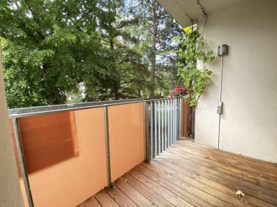 WOHNEN IM GRÜNEN - RENOVIERTE 3 ZIMMER WOHNUNG NÄHE BAHNHOF