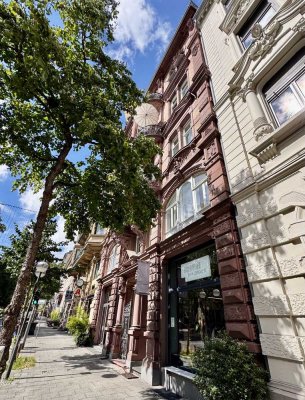 Sehr gepflegte 3 Zimmer Altbauwohnung mit modernem Bad, Balkon & Fahrstuhl in bester City-Lage