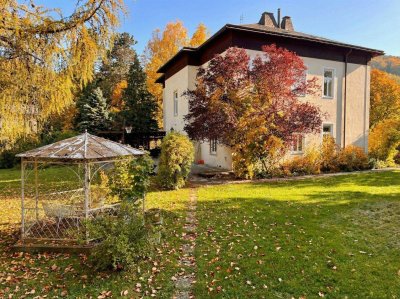 Historische Villa – Erstbezug nach Kernsanierung: Lifteinbau, Luftwärmepumpe, Wohnungen maßgeschneidert u. v. m.