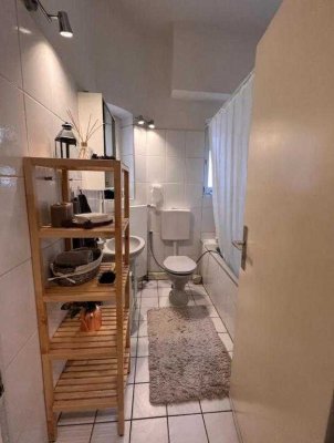 Ruige Altbauwohnung, 2-Zimmer voll möbliert