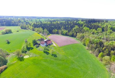 Traumhaft & selten: Aussiedlerhof mit ca.11 ha Grund 
in absoluter Alleinlage zw. Ellw.- Cr. (B 290