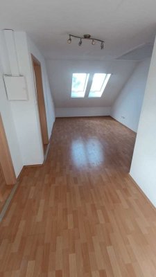 Frisch renovierte 3 Zi.-Wohnung Dachgeschosswohnung in gepflegtem Haus!