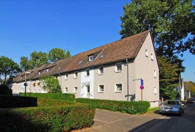 gemütliche Dachgeschoss Wohnung mit Wannenbad