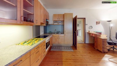 Ideal für Alleinstehende oder Paare: Großzügige Mietwohnung mit Charme nahe dem Hauptplatz, mit ruhiger Terrasse, sanierten Bad und Aufzug.
