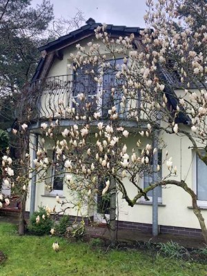 Schöne 2-Raum-Wohnung (Gartenhaus) mit EBK und Balkon und Terrasse in Berlin-Karolinenhof!