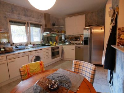 Außergewöhnliche Maisonettewohnung in ruhiger Hinterhoflage mit Kamin und Terrasse.
