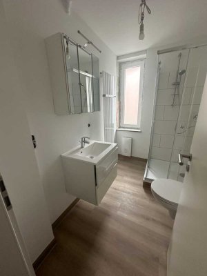 Sanierte 2 Zimmer Wohnung mit EBK und Dachzimmer