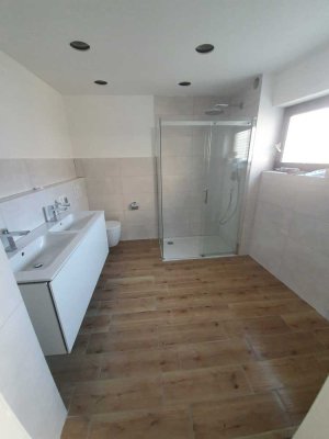 Helle 3-Zimmerwohnung mit Süd-Balkon, Kamin, Klimaanlage, Garage und Stellplatz in Hirschlanden