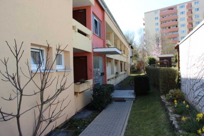 Gepflegte 1-Zimmer-Erdgeschosswohnung mit Balkon, Einbauküche, Kellerraum und Stellplatz in Gerbrunn