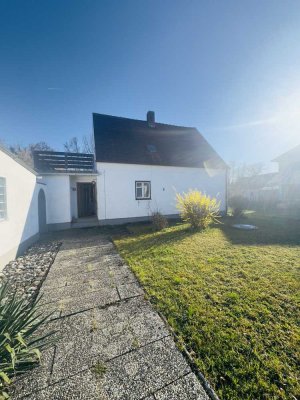 Träumen, renovieren, wohnen - Kleines Haus auf idyllischem Grundstück mit Bachlauf