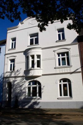 Stadthaus: reizvolle, lichtdurchflutete Dreizimmerwohnung mit Terrasse und Gartennutzung