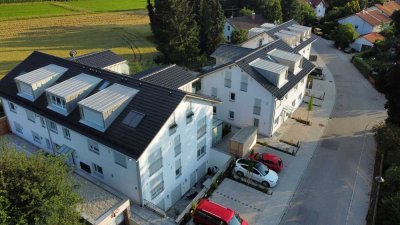 Provisionsfrei! Helle 3 Zimmer Wohnung im Souterrain mit großer Terrasse
