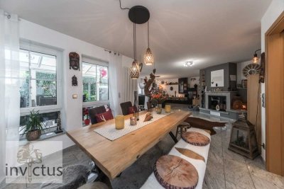 Wohnen mit Stil: Großzügiges Haus mit 6 Zimmern, Wintergarten, Doppelgarage, Kamin & Einliegerwhg!