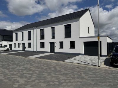 Top moderner Neubau inkl. hochwertigem Innenausbau - Doppelhaus mit Garten & effizienter Wärmepumpe