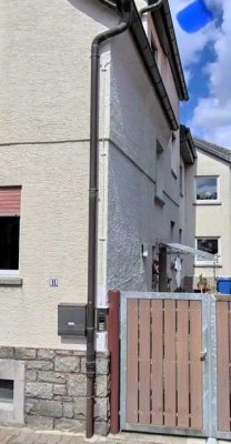 Zwei Häuser  auf einem Grundstück, Hinterhaus ist frei, Vorderhaus vermietet